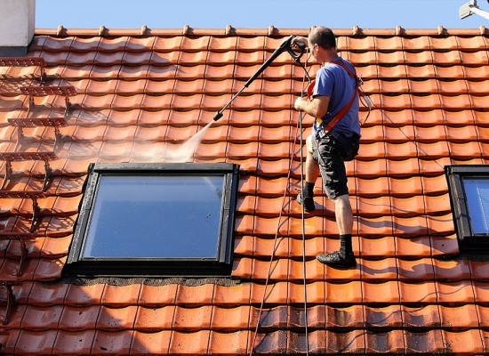 Comment bien démousser un toit ?