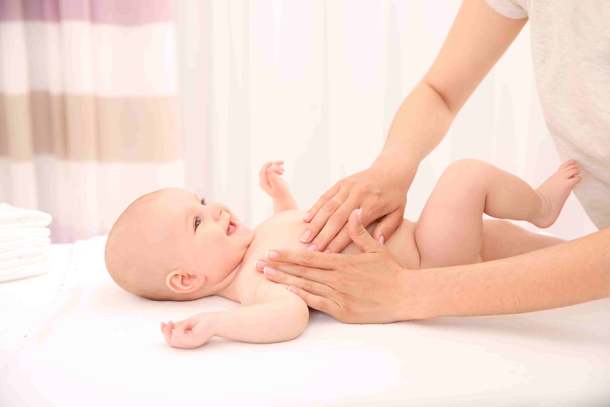 Techniques de massage pour bébés pour renforcer le lien et la détente
